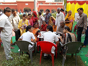 Figures 1. and 2. Dr. Jerome Chin and volunteers at an ASAPP project site in India in November 2014.