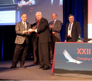 Prof. Shoji Tsuji receives recognition for scientific achievements from WFN President Raad Shakir.